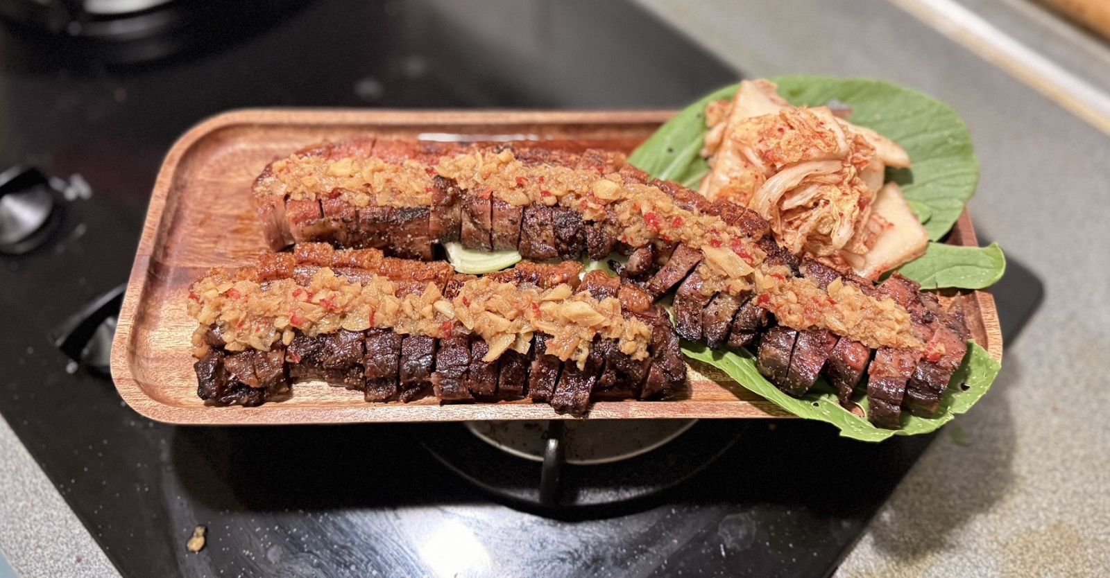 完成料理並切片擺盤的脆皮燒肉